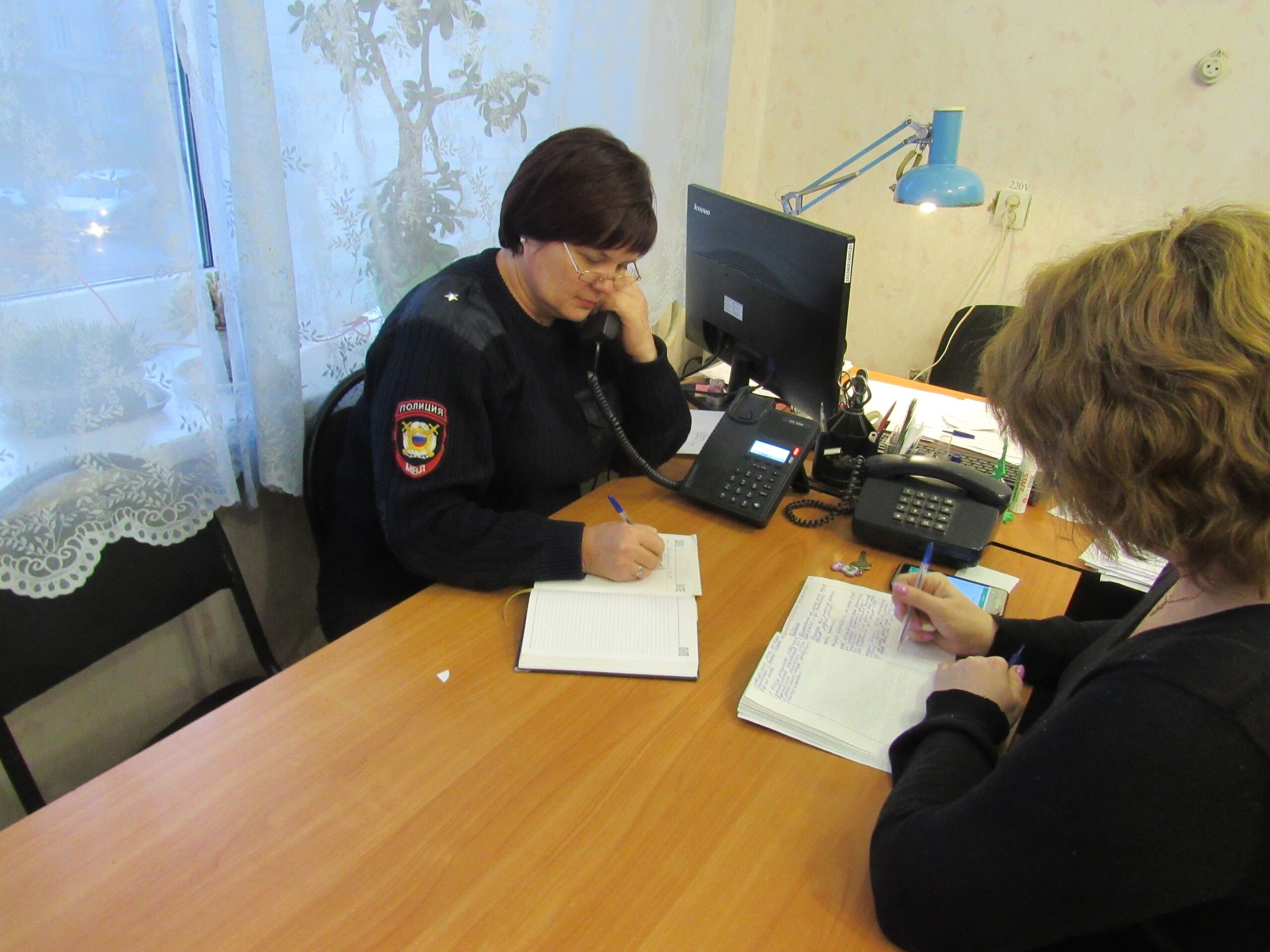 Дзержинские полицейские и общественники провели прямую телефонную линию.